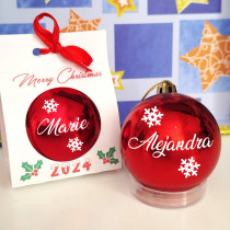 Bola de Navidad roja personalizada con el nombre Alejandra y caja de regalo para 2025.