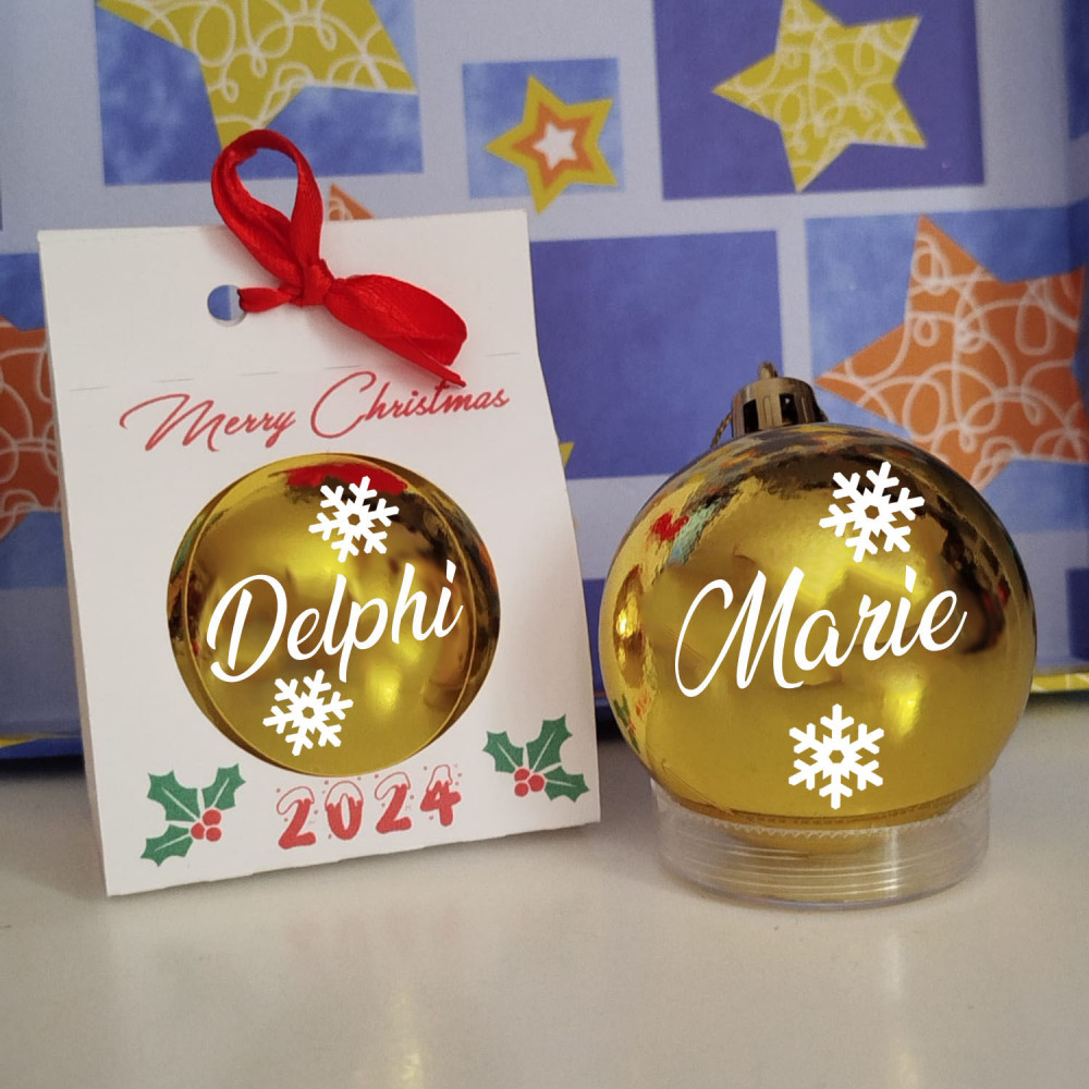 Bola de Navidad dorada personalizada con el nombre Alejandra y caja de regalo para 2025.