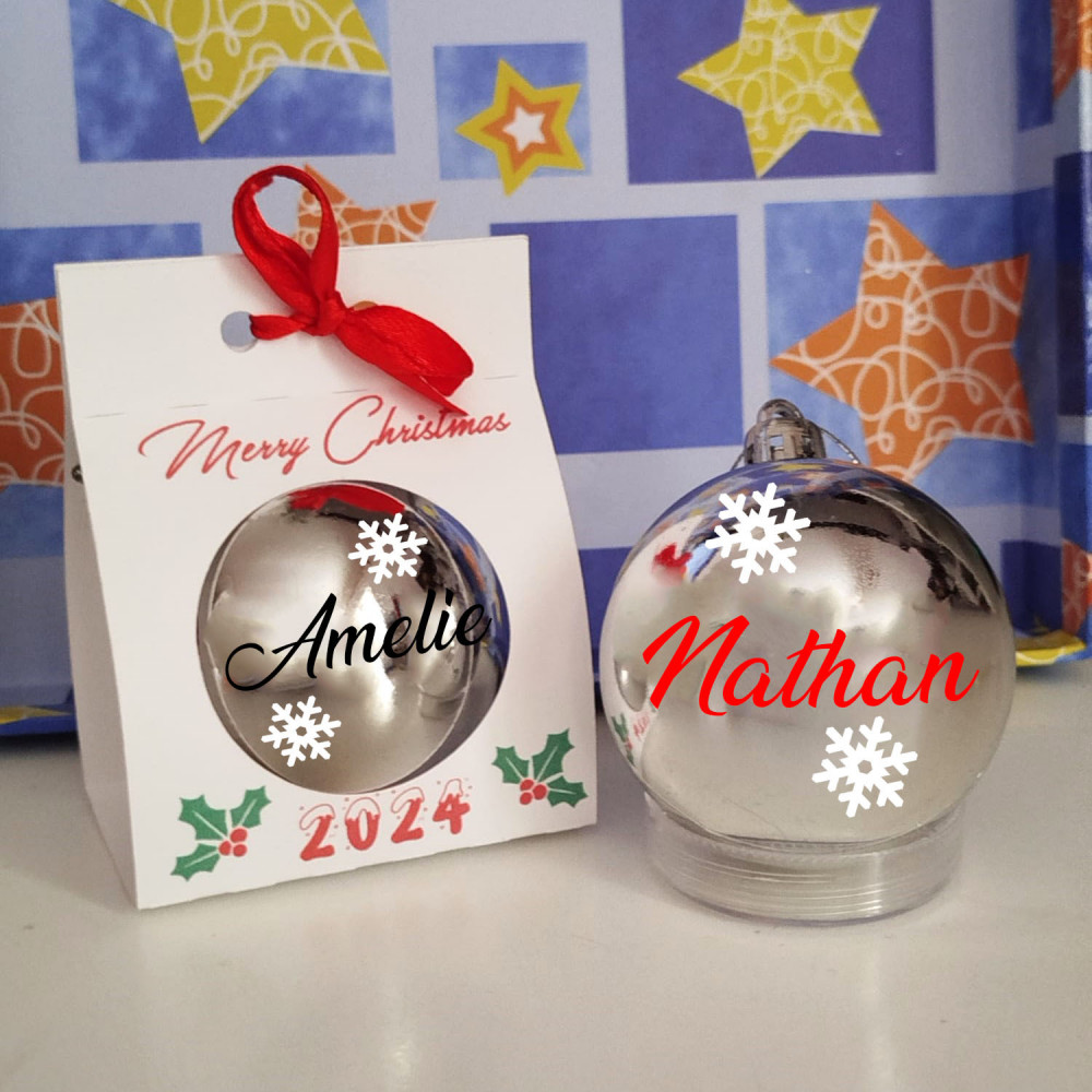 Bola de Navidad plateada personalizada con el nombre Alejandra y caja de regalo para 2025.