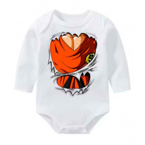 Body blanco de manga larga para bebé con un estampado del torso naranja de Goku de Dragon Ball Z con la camisa rasgada.