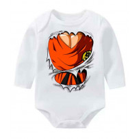 Body blanco de manga larga para bebé con un estampado del torso naranja de Goku de Dragon Ball Z con la camisa rasgada.