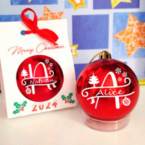 Bola de Navidad roja personalizada con el nombre Alejandra y caja de regalo para 2025.